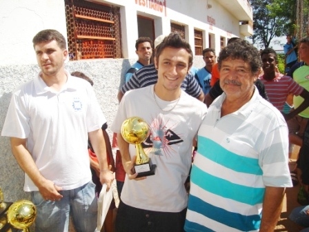 Final da Copa Mocoquinha 2011-Daniel (Matonense) recebe de JoÃ£o Penuja o trofÃ©u de melhor goleiro