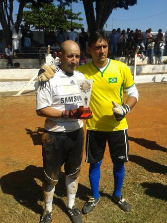 Paulo Henrique entregando o troféu de goleiro menos vazado para Mau Mau ( Paraná )