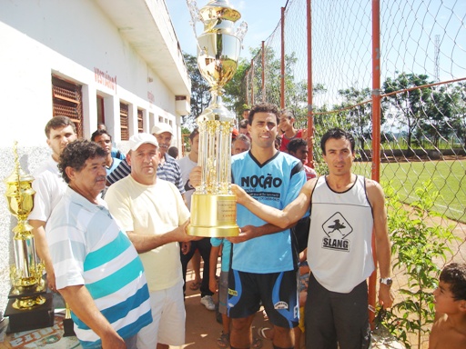 Final da Copa Mocoquinha 2011-Penuza, Espanha e IÃª entregam para Diego(Matonense) o trofÃ©u de campeÃ£o