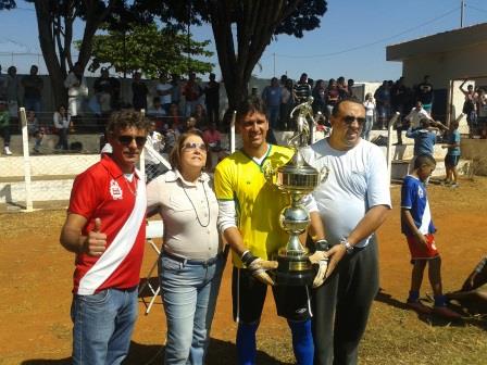 Clodoaldo  do  Mocoquinha , Prefeita Maria Edna e Boby entregando o troféu de Campeão para Paulo Henrique do Mocoquinha