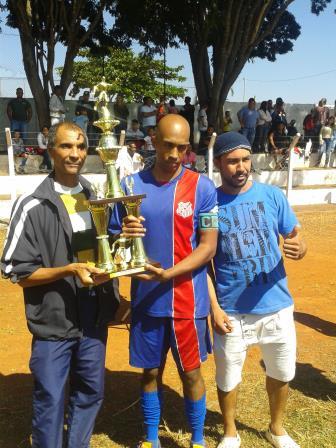 João entregando o troféu de vice campeão para Alex e Adriano ( Paraná )