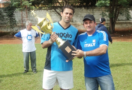 Diego (Matonense) recebe caneco de vice campeão do ex-prefeito Aparecido Espanha