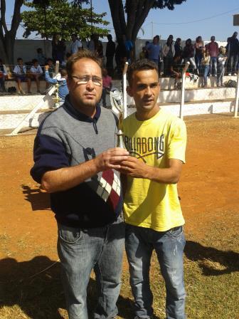 Bruninho entregando o troféu de participação para Mateus do Vila Carvalho
