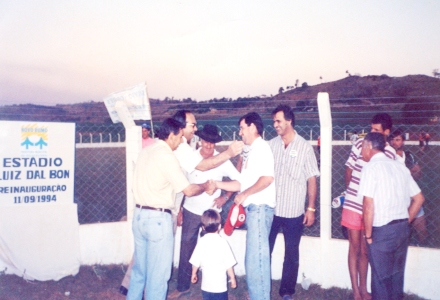 <a href="home/noticia/11290">Em foto de 11 de setembro de 1994, no momento em que era reinaugurado o estádio Luis Dal Bon, totalmente alambrando por iniciativa do Programa Boletim Esportivo</a>